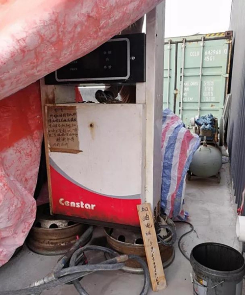 2018年11月1日，中央第三生態環境保護督察組進駐山東省開展&ldquo;回頭看&rdquo;。通過對相關部門走訪問詢，并抽查有關企業，發現山東省物流運輸企業違規使用普通柴油或其他高硫分燃油問題依然十分突出，柴油貨車尾氣污染嚴重。  一、基本情況  《大氣污染防治法》明確，禁止向汽車和摩托車銷售普通柴油以及其他非機動車用燃料。第一輪中央環保督察反饋指出，山東省以普通柴油替代車用柴油的情況較多，濱州等地市大量物流運輸企業違規使用普通柴油，尾氣污染問題突出。  為此，山東省整改方案要求，杜絕違規使用普通柴油的情況，并明確由原省工商局負責部署推進相應整改工作。原省工商局于2018年8月1日上報山東省環境保護督察反饋意見整改工作領導小組，聲稱該問題完成整改并銷號。  二、主要問題  督察發現，原山東省工商局作為整改責任主體沒有認真履行整改職責，未就整改工作進行部署推進，整改任務目標完全落空，全省物流運輸企業違規使用普通柴油或高硫分燃油問題依然普遍存在。  （一）違規售油無人管。督察組抽查3個地市的4家煉化公司，發現這些煉化公司違規大量向物流運輸企業銷售普通柴油或其他高硫分燃油，導致這些柴油大量替代車用柴油使用，污染嚴重。2018年，東營齊潤化工有限公司將3萬余噸硫含量近2000mg/kg的常壓柴油售給物流運輸企業和加油站，墾利石化有限公司也將3萬余噸硫含量2000-3000mg/kg的燃油售給相關物流運輸企業和加油站，硫含量最高超標約300倍。2017年中央環保督察以來，山東匯豐石化集團有限公司將近40萬噸普通柴油銷往多家物流運輸企業，濰坊市昌邑石化有限公司將5萬余噸國Ⅳ和國Ⅴ的普通柴油售給物流運輸企業。現場抽查發現，物流運輸企業多數在自身停車場內私自安裝加油裝置，將所購違規油品自用，昌邑市盛宏物流有限公司甚至違法轉售其他社會車輛。   圖1 昌邑市盛宏物流有限公司在停車場內私設加油裝置  （二）督察整改做樣子。原省工商局作為督察整改的責任主體，接受任務時服從安排，實際整改時做做樣子。督察反饋明確指出問題主要是煉化公司違法向物流運輸企業銷售普通柴油替代車用柴油使用，導致汽車尾氣污染。但原省工商局等部門整改時僅部署對加油站和成品油倉儲批發企業的檢查，沒有將煉化公司到物流運輸企業的黑色鏈條作為查處對象。整改工作指東打西，真正問題沒有觸及。另外，整改方案明確的目標是&ldquo;強化日常監督管理，杜絕違規使用普通柴油&rdquo;；但原省工商局擅自在銷號材料中將目標改為&ldquo;針對加油站開展專項整治行動&rdquo;，以此蒙混過關，虛假銷號。   圖2 原省工商局在銷號確認表上弄虛作假  （三）執法監管走過場。2017年以來，山東省各市共打擊取締非法加油點近2000家，但僅對涉案物流運輸企業進行了處罰，未能以此為線索追根溯源，對源頭煉化公司違規售油問題進行查處，煉化企業到物流運輸企業的黑色鏈條始終未被斬斷。  一些煉化企業長期游離于監管之外，缺乏對法律的敬畏。2018年8月，生態環境部調研發現中國化工集團山東昌邑石化有限公司涉嫌違法生產銷售國Ⅳ普通柴油，但在進一步調查時，企業拒絕配合，不提供相關臺賬，并臨時編造相關記錄。&ldquo;回頭看&rdquo;進駐后，督察組再次現場檢查，要求企業提供儲運臺賬，企業依然拒絕提供，并繼續編造謊言，提供虛假材料，性質十分惡劣。  對此，濰坊市查處不嚴不實，甚至試圖蒙混過關。在督察組兩次督導后，查處工作依然走過場，在未調度企業生產記錄和儲運臺賬等關鍵證據的情況下，即采信企業說法，甚至未調閱生產記錄就作出該企業2018年未生產銷售國Ⅳ普通柴油的結論。直到督察組再次督導、進一步明確要求后才加大查處力度，發現該企業2018年實際以燃料油名義違規銷售國Ⅳ普通柴油4萬多噸。  三、原因分析  原山東省工商局不在整改落實中下功夫，反而在整改銷號上動腦筋，表面整改，虛假整改問題突出。  山東省有關地市不敢動真碰硬，對違法銷售不合格油品的黑色鏈條整治不力，未能對油品來源追根溯源，未對煉化企業的違法行為依法查處。