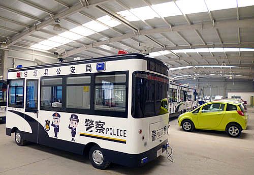 流動警務室從河北新宇宙電動車生產車間內緩緩駛出準備發往沽源縣公安局