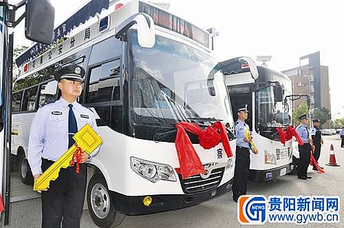 花溪分局訂購的躍迪移動(dòng)警務(wù)室、燃油版移動(dòng)警務(wù)室