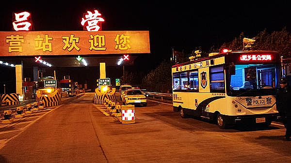 移動警務室在青蘭高速呂營收費站"執勤"