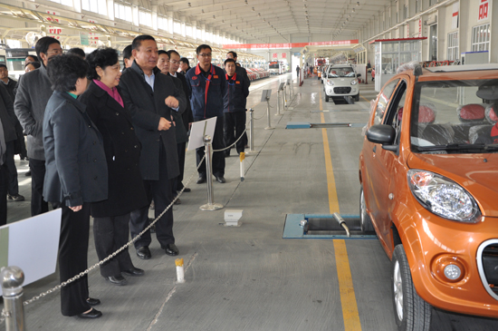 市政協(xié)主席王華清、副市長蔣文紅一行領(lǐng)導(dǎo)到河北新宇宙視察指導(dǎo)