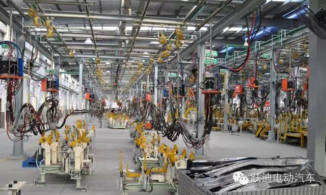 躍迪電動(dòng)汽車裝車完畢發(fā)往荊州,買躍迪電動(dòng)汽車可投保,解決您的后顧之憂!