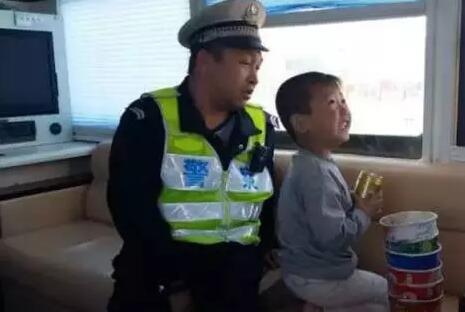 貪玩幼童上高速—躍迪移動警務室助力，熱心民警忙尋親