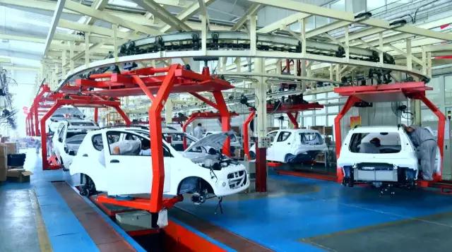 躍迪電動(dòng)汽車總裝工作