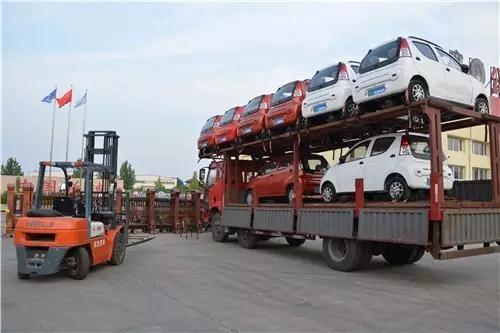 躍迪電動汽車裝車完畢準備發車