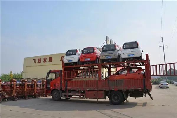 躍迪電動汽車裝車中。