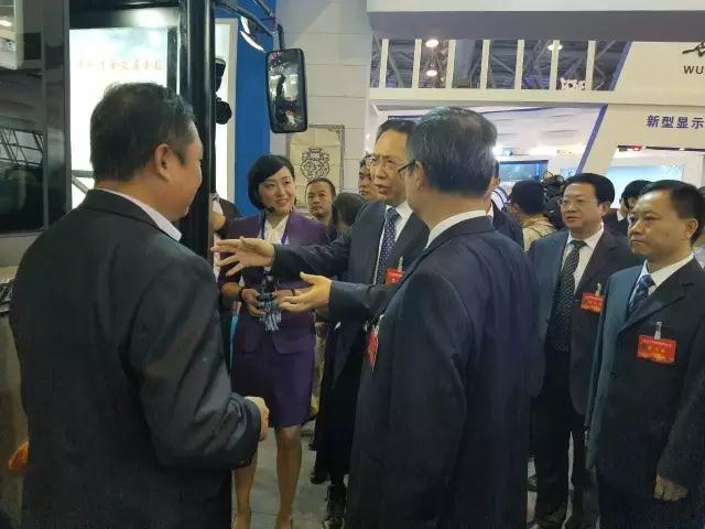 安徽省委書記李錦斌，代省長李國英一行蒞臨躍迪集團(tuán)旗下安達(dá)爾汽車展位參觀指導(dǎo)