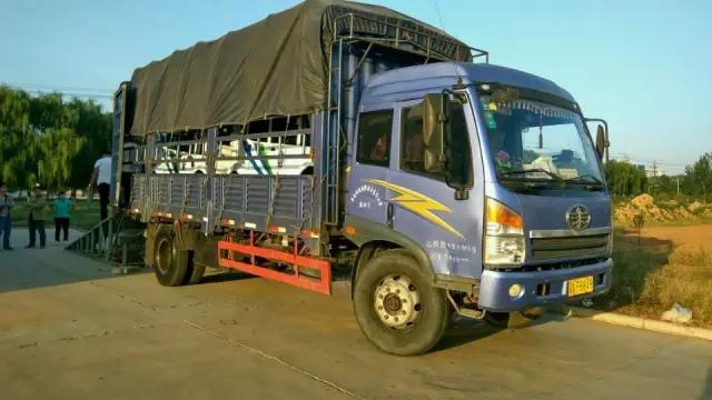 躍迪電動汽車裝車完畢準備發車