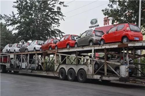 躍迪電動汽車正在裝車中