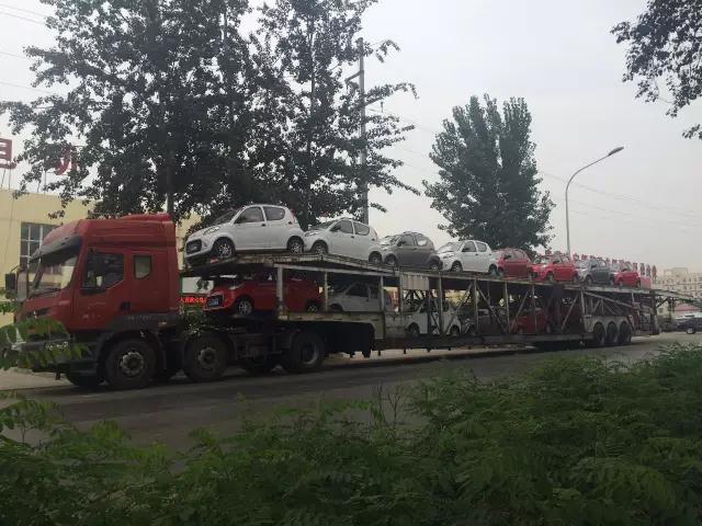 躍迪電動汽車裝車完畢準備發車