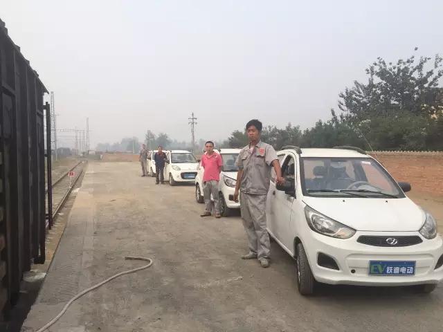 躍迪電動汽車裝車進行中