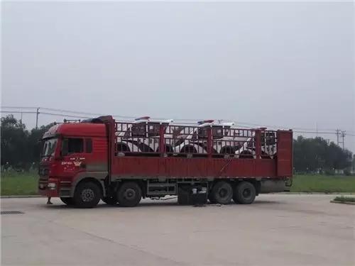 躍迪電動(dòng)汽車(chē)裝車(chē)完畢準(zhǔn)備發(fā)車(chē)