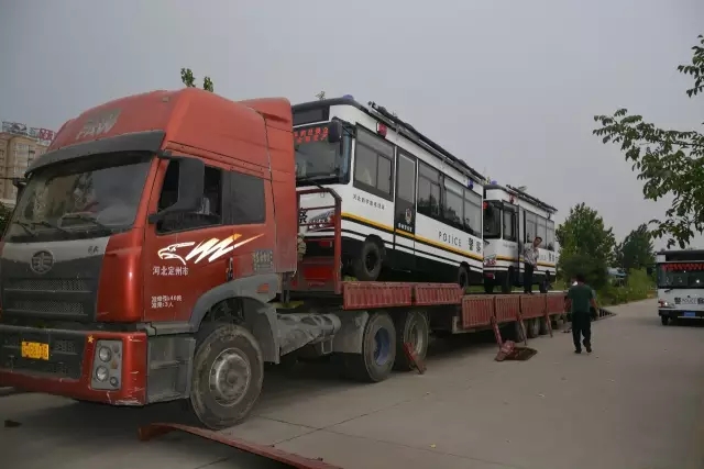 躍迪電動移動警務室裝車中，準備發往白洋淀溫泉城公安分局