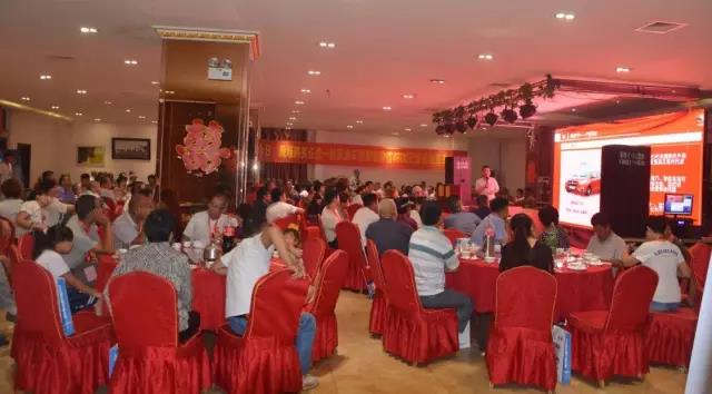 躍迪集團銷售公司乘用車銷售分公司總經理龍其華介紹本次團購會的優惠政策