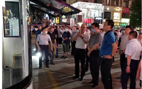 副市長帶頭打卡 | 躍迪移動商亭“現身”夜市引圍觀熱潮