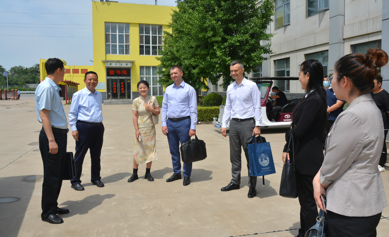 白俄羅斯工業部副部長亞歷山大·葉菲莫夫一行 到躍迪集團采購洽談