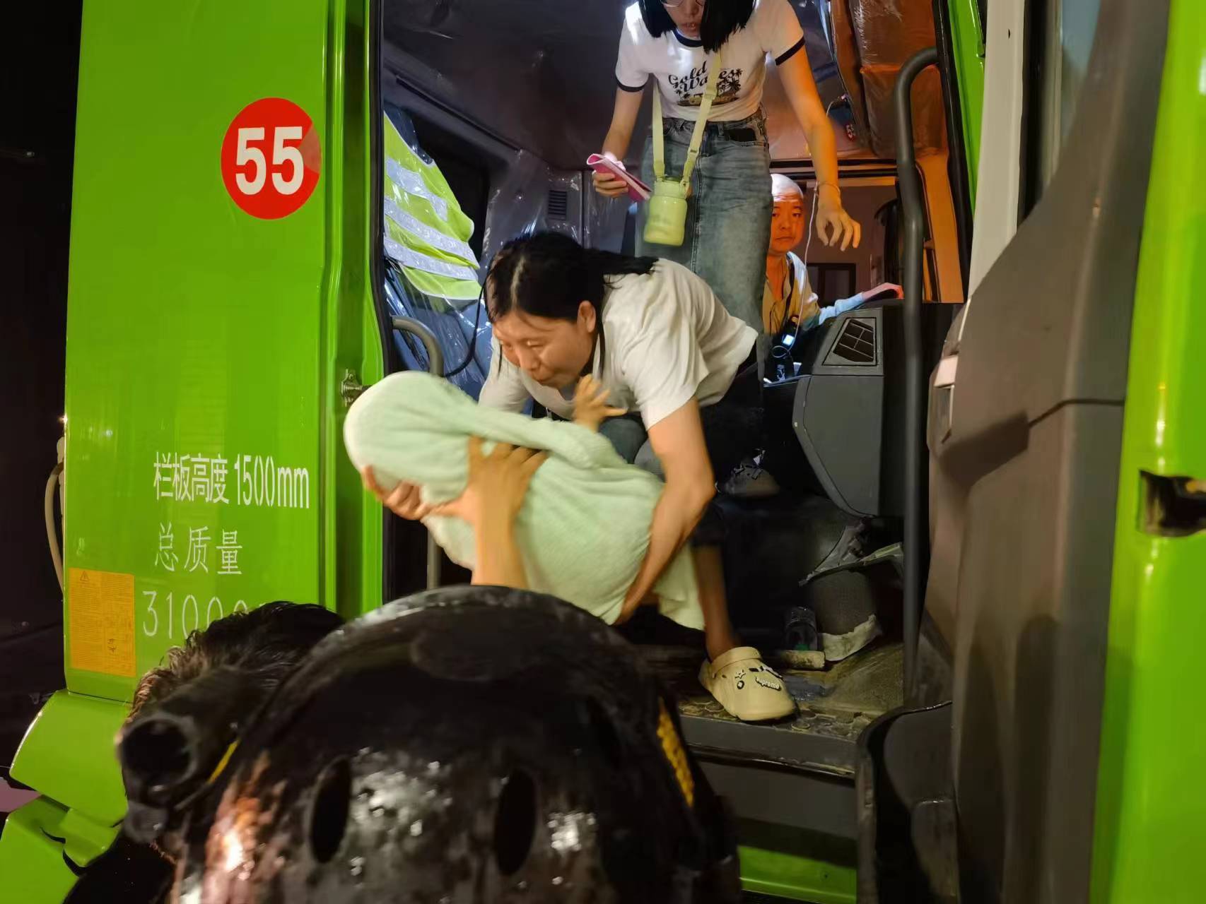 昨晚保定市強(qiáng)降暴雨丨躍迪汽車保定分公司，連夜出動(dòng)70臺(tái)新能源渣土車參與保定市救援工作