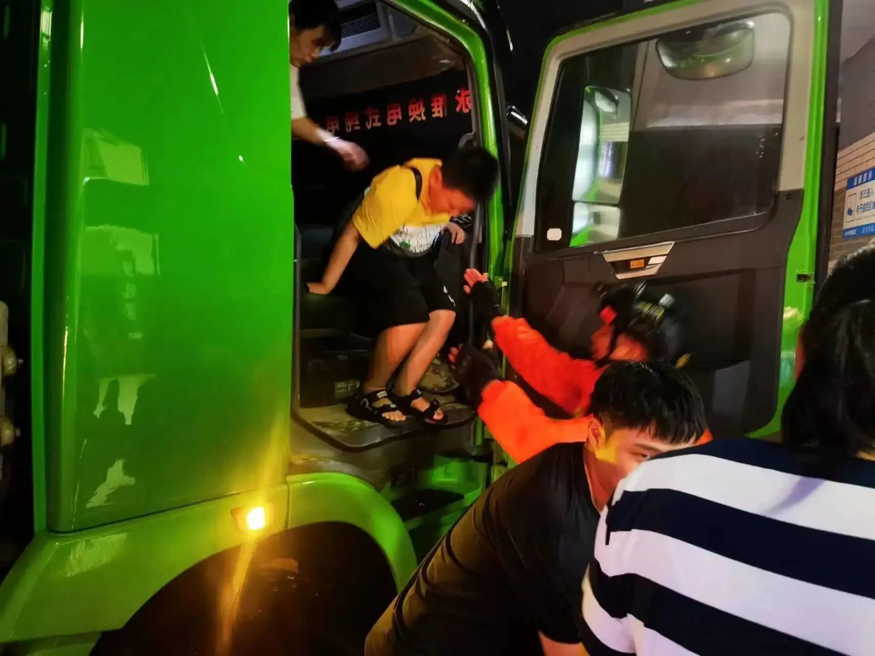 昨晚保定市強(qiáng)降暴雨丨躍迪汽車保定分公司，連夜出動(dòng)70臺(tái)新能源渣土車參與保定市救援工作