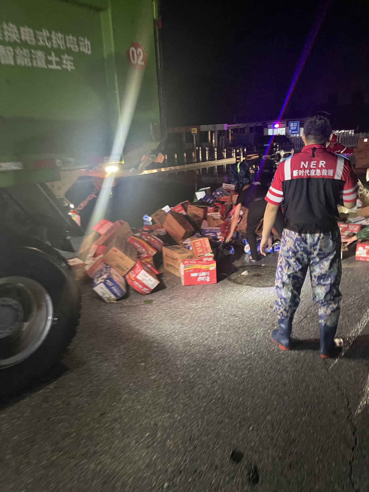 昨晚保定市強(qiáng)降暴雨丨躍迪汽車保定分公司，連夜出動(dòng)70臺(tái)新能源渣土車參與保定市救援工作