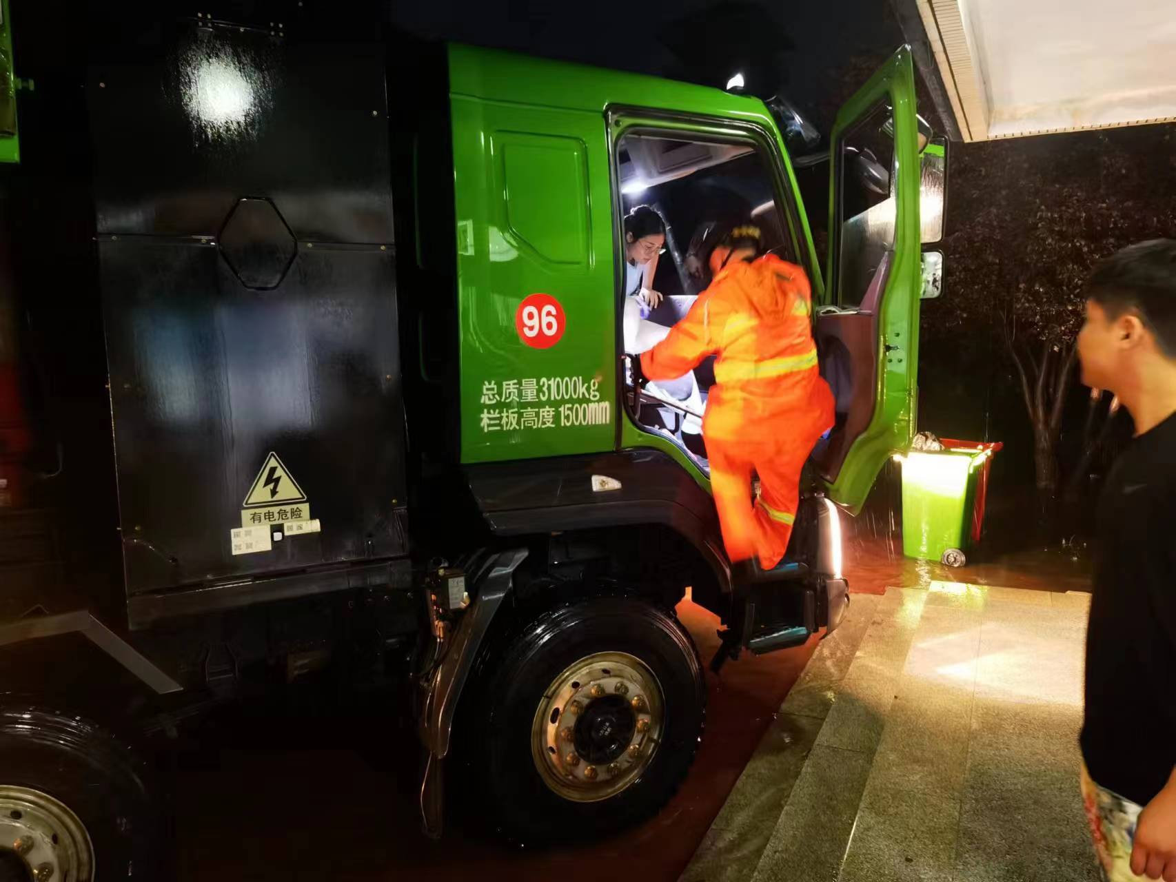 昨晚保定市強(qiáng)降暴雨丨躍迪汽車保定分公司，連夜出動(dòng)70臺(tái)新能源渣土車參與保定市救援工作