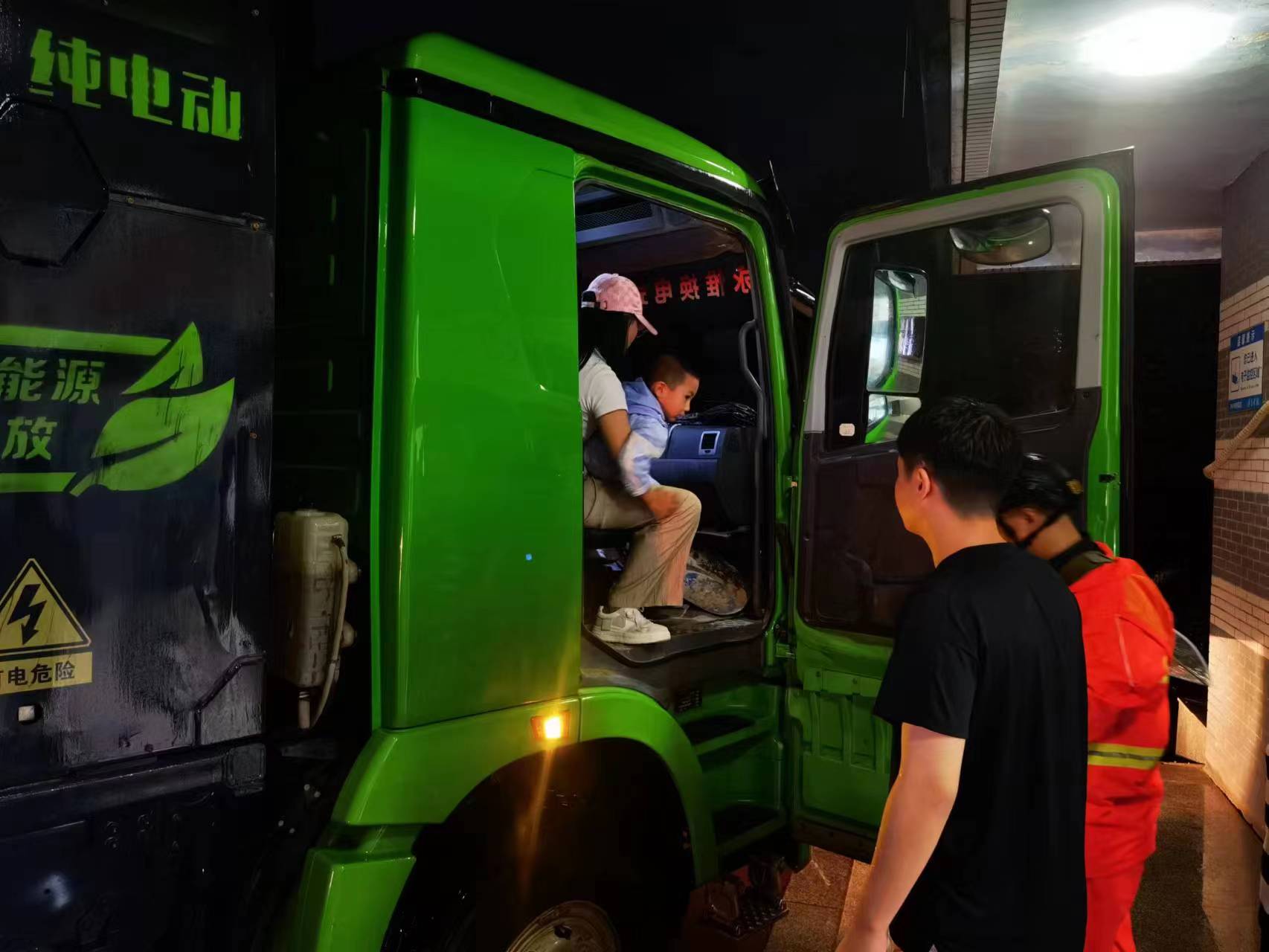 昨晚保定市強(qiáng)降暴雨丨躍迪汽車保定分公司，連夜出動(dòng)70臺(tái)新能源渣土車參與保定市救援工作