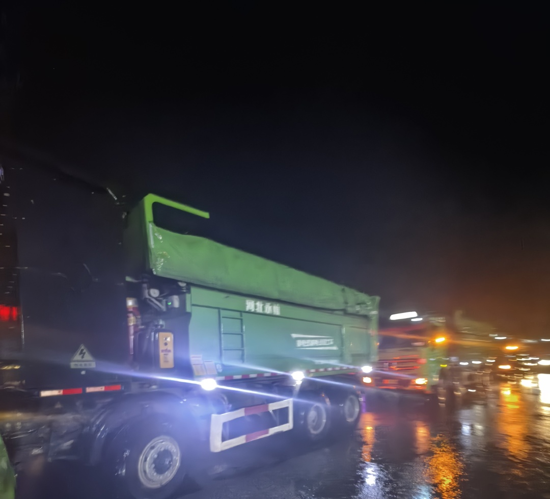 昨晚保定市強(qiáng)降暴雨丨躍迪汽車保定分公司，連夜出動(dòng)70臺(tái)新能源渣土車參與保定市救援工作