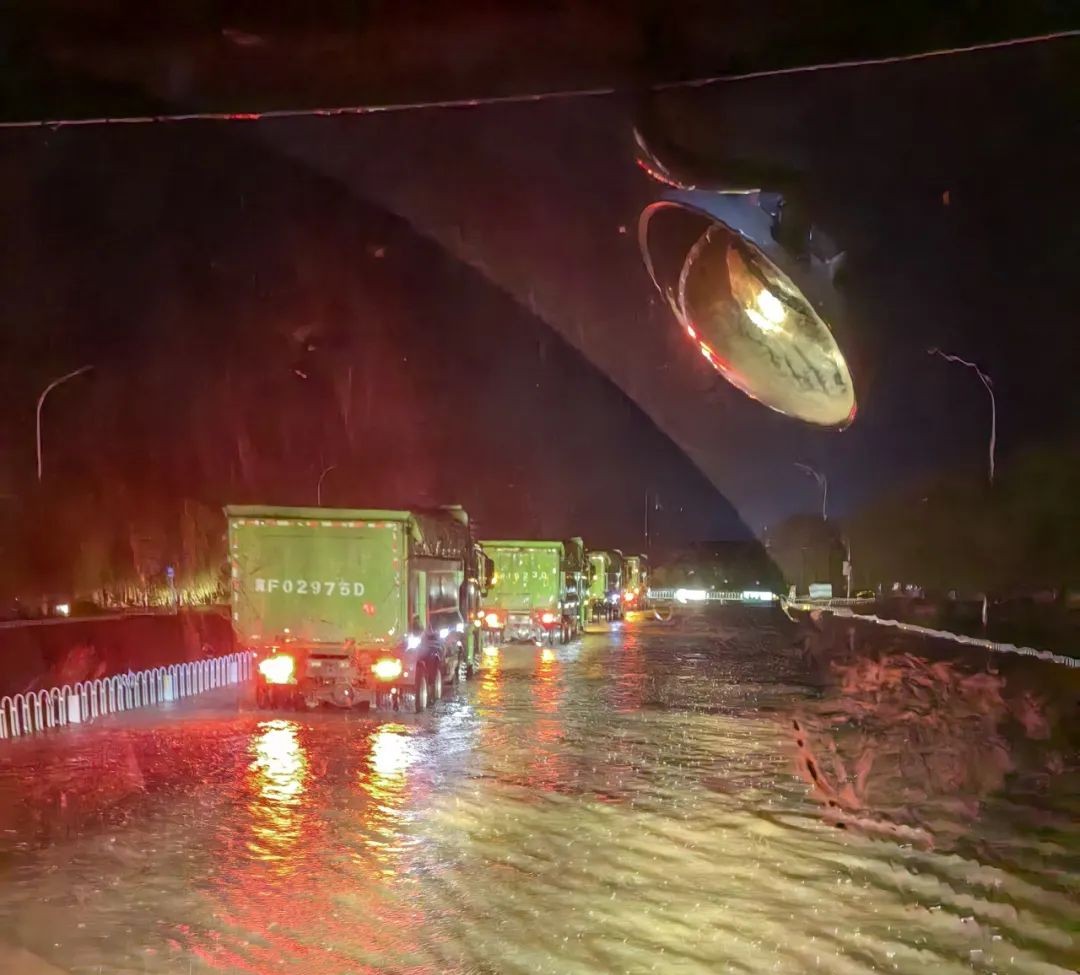 昨晚保定市強(qiáng)降暴雨丨躍迪汽車保定分公司，連夜出動(dòng)70臺(tái)新能源渣土車參與保定市救援工作