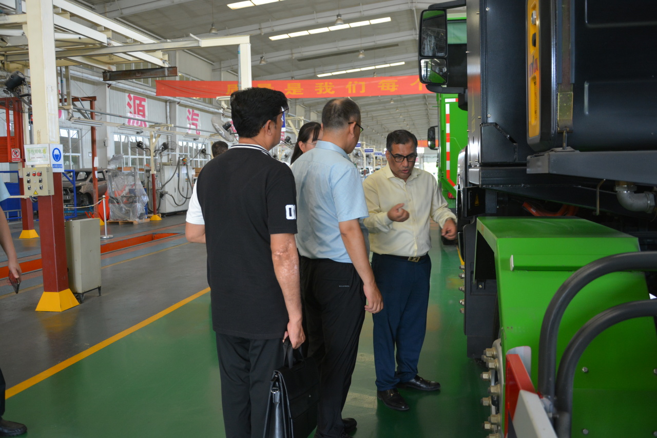 巴中商業協會聯合主席一行到躍迪集團參觀考察洽談合作