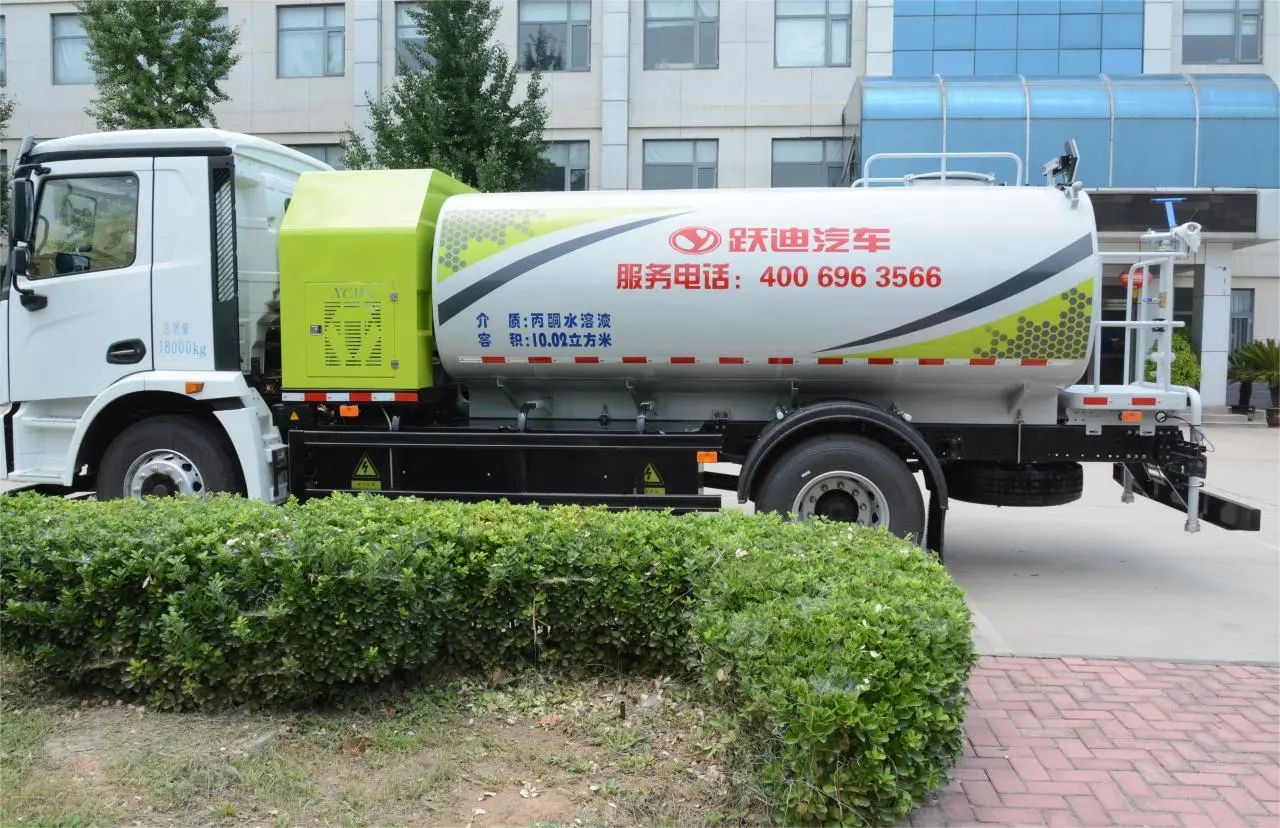 夏日降溫好幫手-躍迪集團新能源灑水車、新能源綠化噴灑車發車