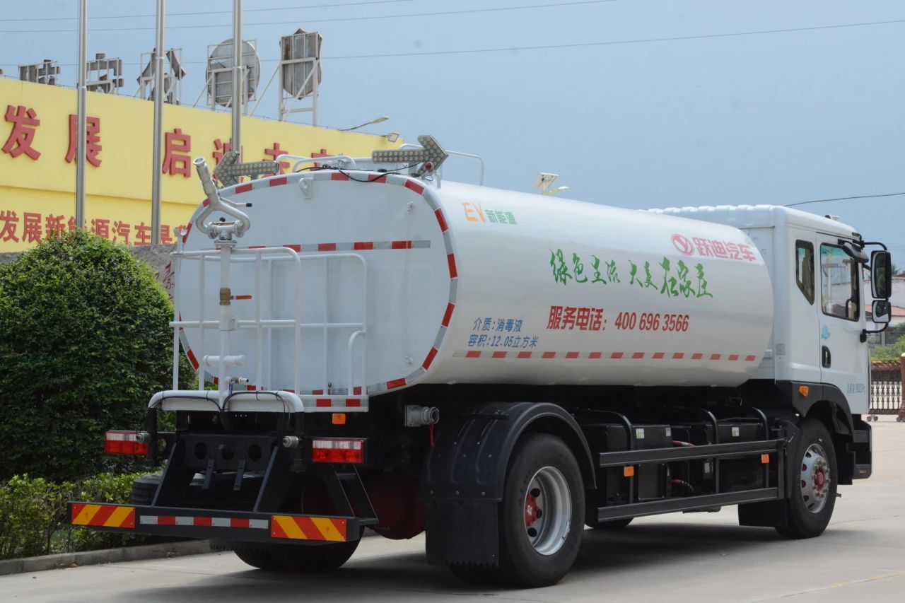 夏日降溫好幫手-躍迪集團新能源灑水車、新能源綠化噴灑車發車