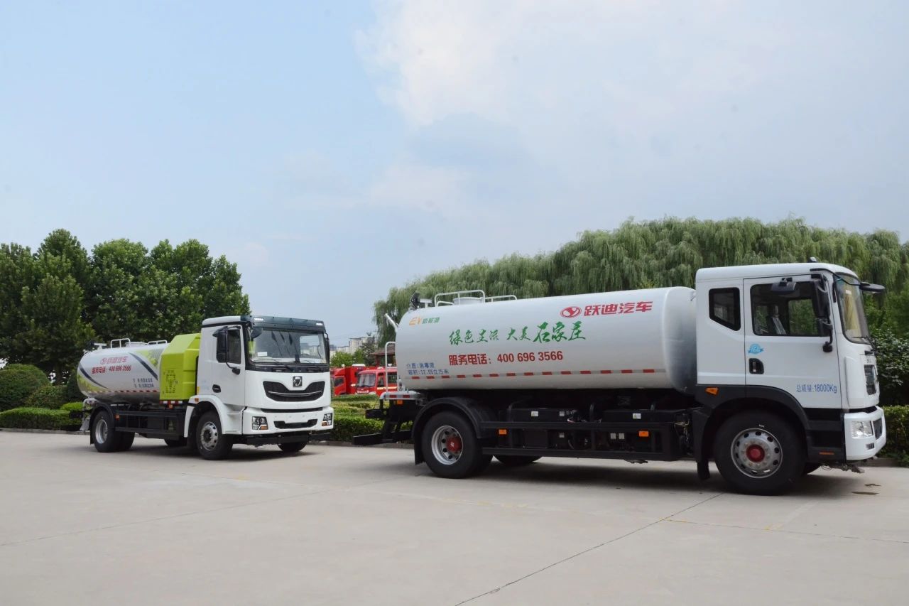 夏日降溫好幫手-躍迪集團新能源灑水車、新能源綠化噴灑車發車