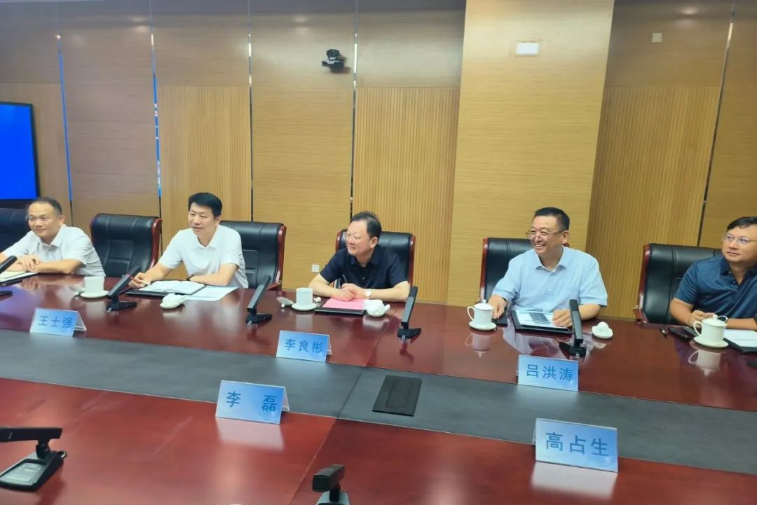 鋰業巨頭贛鋒鋰業董事長李良彬、躍迪集團董事長呂洪濤聯袂造訪中國重汽，與劉正濤董事長洽談新能源領域合作前景