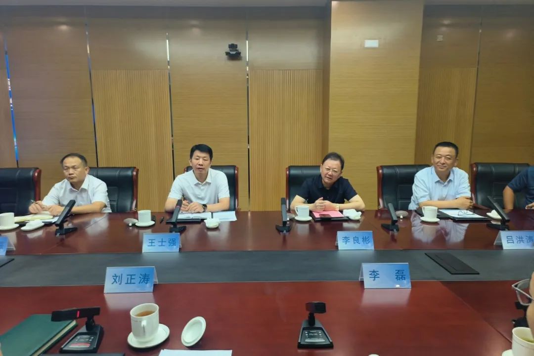 鋰業巨頭贛鋒鋰業董事長李良彬、躍迪集團董事長呂洪濤聯袂造訪中國重汽，與劉正濤董事長洽談新能源領域合作前景